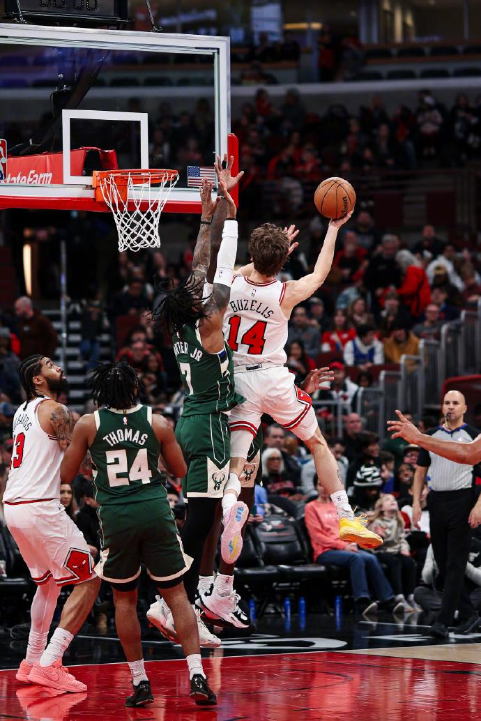 万博体育-曼联围绕NBA季后赛外线爆发密尔沃基雄鹿加时末段刷新队史纪录之后，风云突变深圳男篮今夜官宣签约的简单介绍