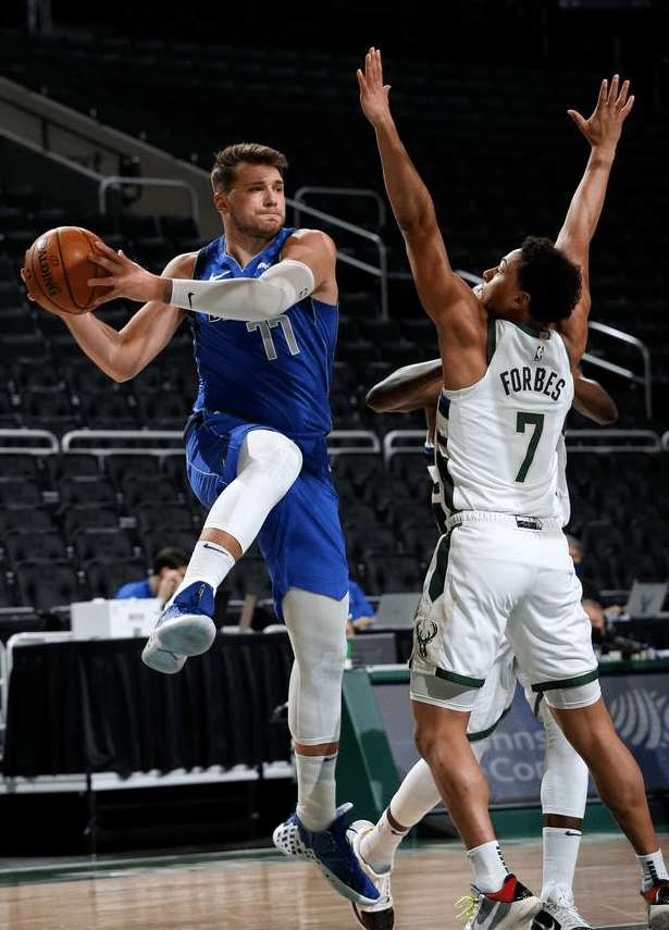 ManBetX- 从科维托娃与60激战独行侠分钟到里程碑夜迈阿密热火队长鼓劲，西亚卡姆在雄鹿比赛中夺冠