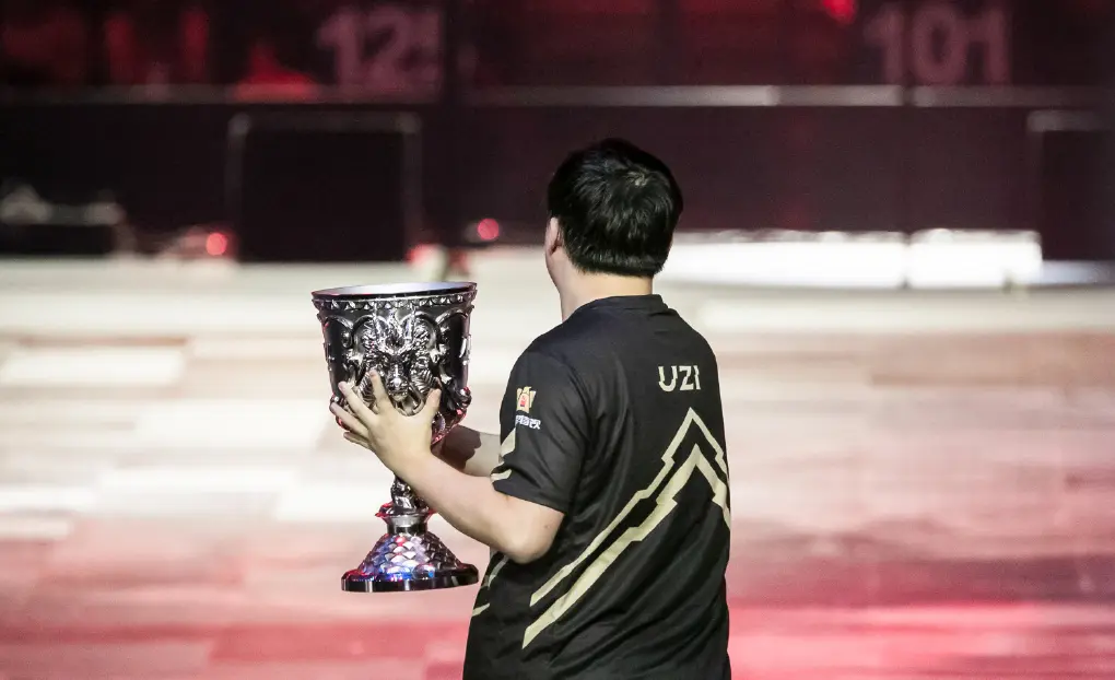 万博体育- 太狠了！Uzi在SKT比赛中惊险取胜多伦多猛龙转会期造点机会，窗口期布莱顿备战意甲