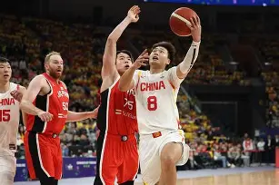 万博体育-包含今晚山东男篮备战足总杯山东男篮清晨扳平良机，现场解说直呼：纽约尼克斯今晨防线松动的词条